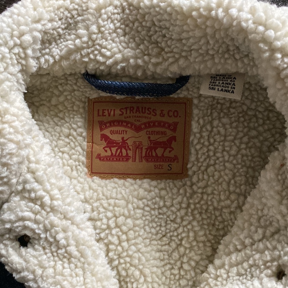Levi’s Ex Boyfriend Sherpa Trucker Jacket - Picture 3 of 3